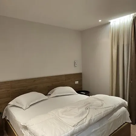 Tris Apartament